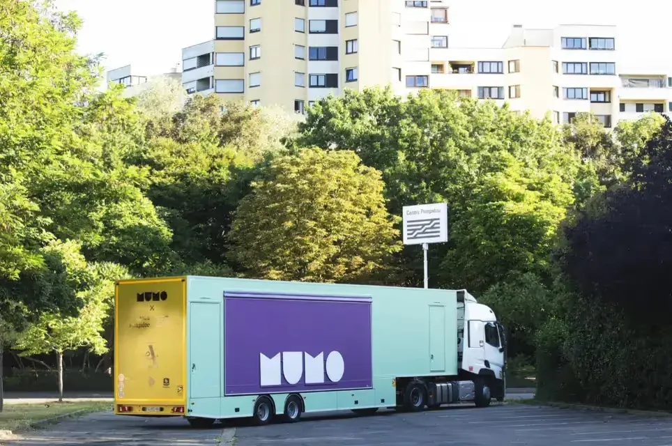 Le camion-musée MuMo stationné au pied d’immeubles